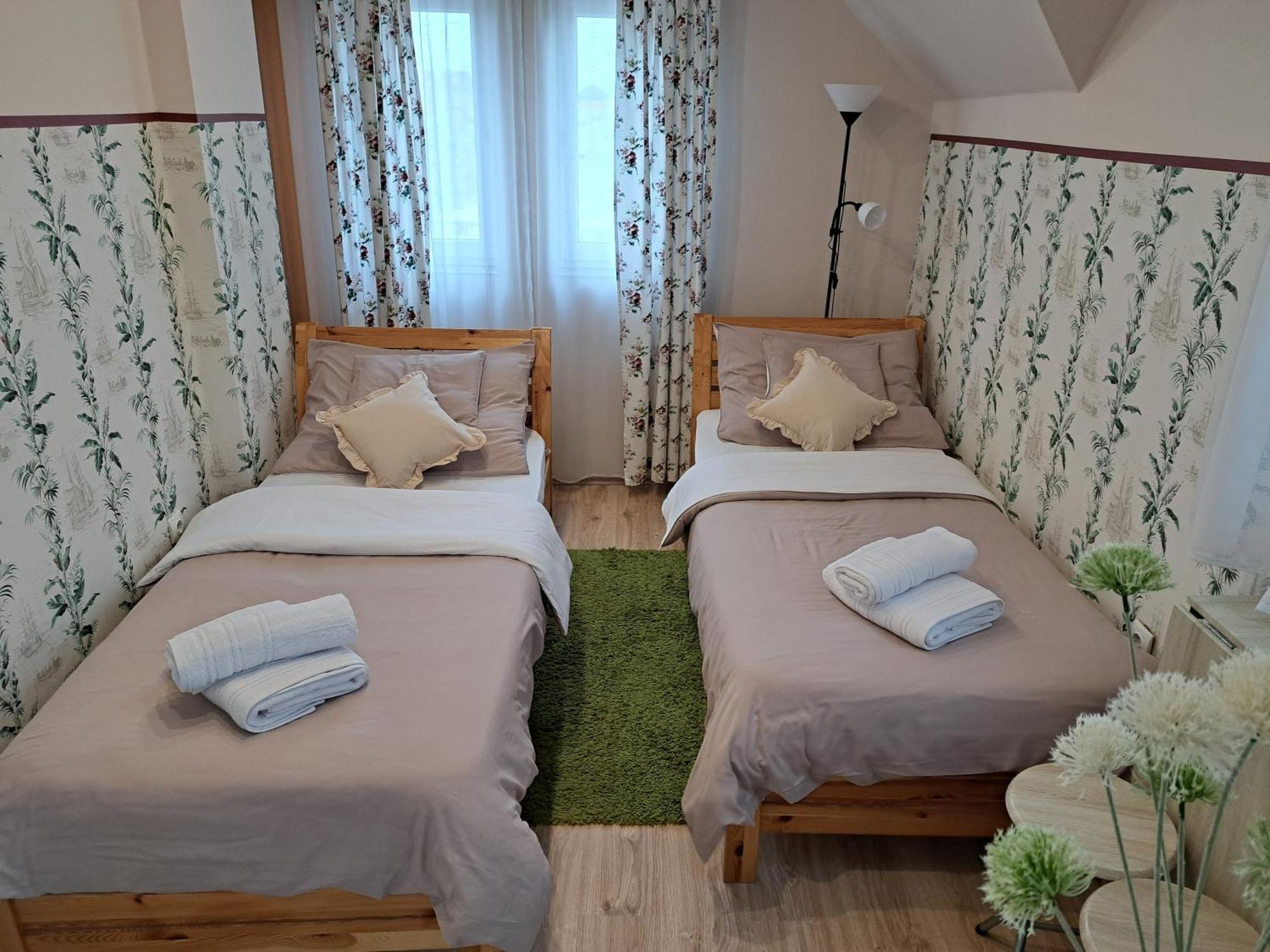 Aparthotel Orient Eger Extérieur photo