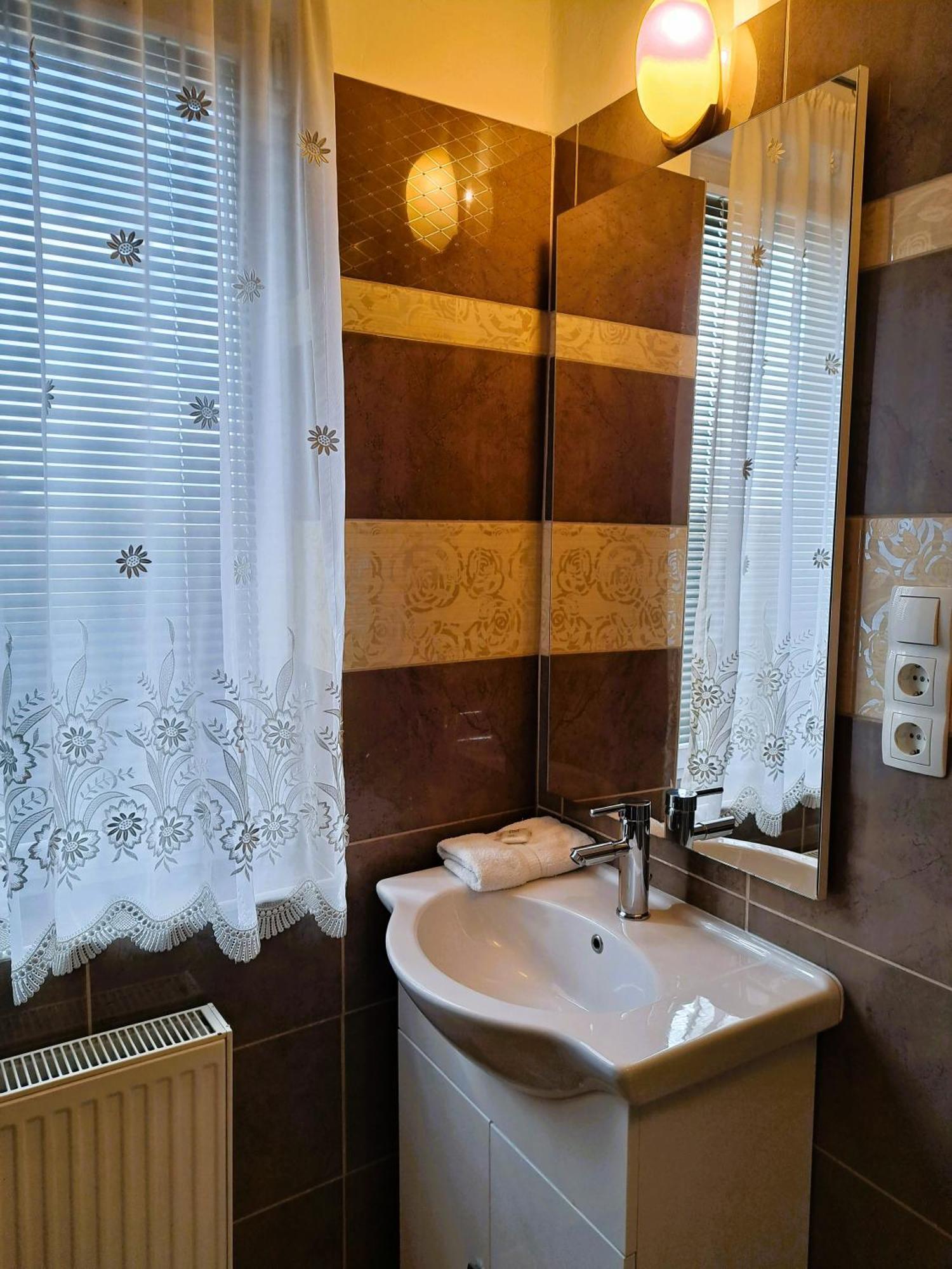 Aparthotel Orient Eger Extérieur photo